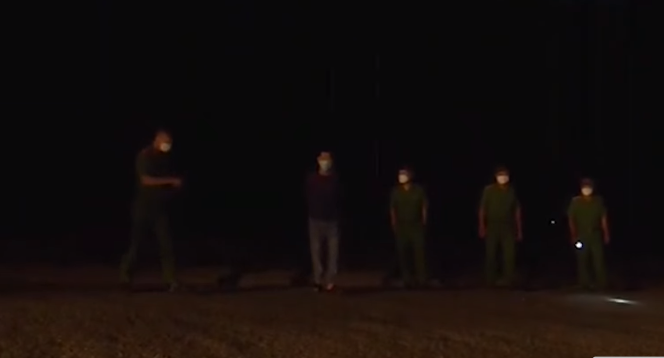 Hiện trường xảy ra vụ án là đường bê tông nhựa rộng 10m gần giao lộ Trường Chinh và đường A Dừa, xung quanh nhà dân thưa thớt. Qua khám nghiệm, Công an đã phát hiện được một con dao dài 1,3m, lưỡi dao dài 23cm, rộng 6cm và một đôi dép nhựa. Ngoài ra có một vũng máu rộng 1,5m, nhiều khả năng là nạn nhân bị vết thương xuyên thấu vào bụng nên đã ra máu nhiều ở hiện trường.