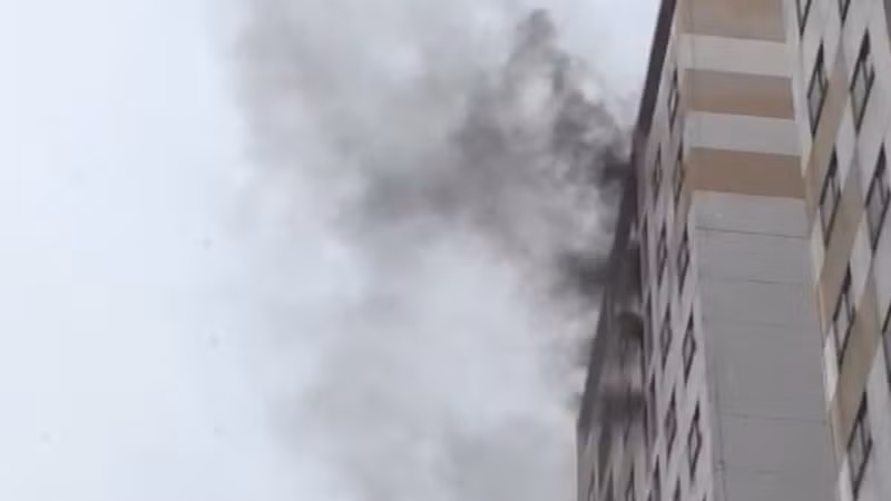  Cháy căn hộ chung cư nghi do sạc điện thoại phát nổ: Khoảng 10h ngày 19/5, tại căn hộ ở tầng 19 block A1 thuộc chung cư H.N (đường Dương Thị Mười, phường Tân Chánh Hiệp, quận 12, TP HCM) đã xảy ra cháy. Sau đó, ngọn lửa đã được người dân khống chế dập tắt. Bước đầu nguyên nhân vụ cháy được xác định từ cục sạc điện đang cắm sạc phát nổ, gây cháy và cháy xém sang tấm đệm ngủ trong căn hộ. 