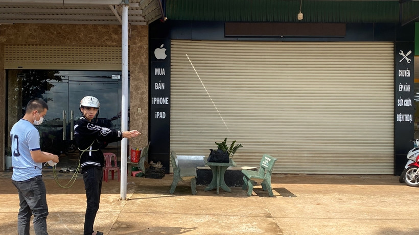  Bắt đạo chích 'vét sạch' cửa hàng điện thoại cùng thôn: Do không có tiền tiêu sài, Nguyễn Văn Tân (SN 2000, trú tại thôn 2, xã Ea Nam, huyện Ea H'Leo, tỉnh Đắk Lắk) dùng hàn xì để cắt cửa của tiệm điện thoại ở thôn 2, lấy trộm gần như toàn bộ hàng hóa (trị giá 257,5 triệu đồng) rồi bỏ trốn xuống TP HCM. Ngày 19/5, VKSND huyện Ea H’Leo đã khởi tố bị can, bắt tạm giam đối với Tân. 