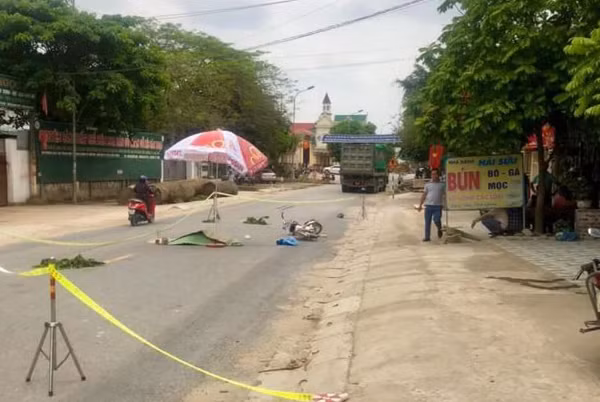  Va vào cửa ô tô mở đột ngột, người phụ nữ bị xe tải cán tử vong: Trưa 19/5, trên Quốc lộ 46 đoạn qua xã Đà Sơn, Đô Lương, Nghệ An, một chiếc xe ô tô con màu đỏ vừa dừng lại bên phải đường, cửa xe phía lái đột ngột mở ra, đúng thời điểm này, một người phụ nữ đi xe đạp điện đã tông vào cánh cửa xe vừa mở và ngã ra đường. Ngay lúc đó, một chiếc xe tải đi cùng chiều phóng đến, cán qua nạn nhân gây tử vong tại chỗ. 