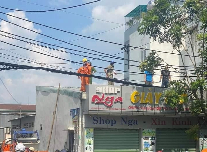  Đi tỉa cây thuê, người đàn ông bị điện giật tử vong: Sáng 13/5, ông Nguyễn Duy K. (62 tuổi, ngụ phường Tam Bình, TP Thủ Đức, TP HCM) được chủ cửa hàng bán giày dép thuê đến cắt tỉa cành cây trước cửa nhà trên đường Tam Châu, phường Tam Bình. Khi ông K. vừa trèo lên mái nhà thì bị điện giật bất tỉnh trên mái nhà và tử vong trong bệnh viện. 