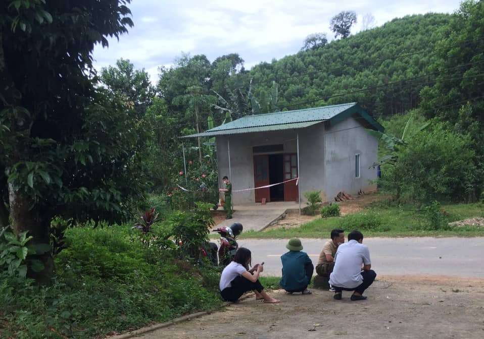  Về thăm mẹ, người đàn ông bị kẻ tâm thần sát hại: Trong quá trình ông Nguyễn Đình S. (SN 1985, trú tỉnh Nghệ An) về thăm mẹ tại xã Sơn Lâm, huyện Hương Sơn, Hà Tĩnh đã bị Nguyễn Ngọc Nhung (SN 1968, trú xã Sơn Lâm) có biểu hiện tâm thần đánh tử vong. Ngày 13/5, Công an huyện Hương Sơn cho biết vừa bắt giữ Nhung để điều tra, làm rõ. 