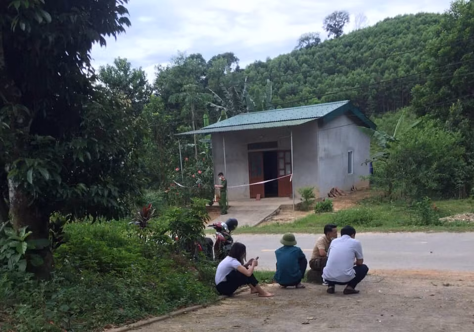  Về thăm mẹ, người đàn ông bị kẻ tâm thần sát hại: Trong quá trình ông Nguyễn Đình S. (SN 1985, trú tỉnh Nghệ An) về thăm mẹ tại xã Sơn Lâm, huyện Hương Sơn, Hà Tĩnh đã bị Nguyễn Ngọc Nhung (SN 1968, trú xã Sơn Lâm) có biểu hiện tâm thần đánh tử vong. Ngày 13/5, Công an huyện Hương Sơn cho biết vừa bắt giữ Nhung để điều tra, làm rõ. 