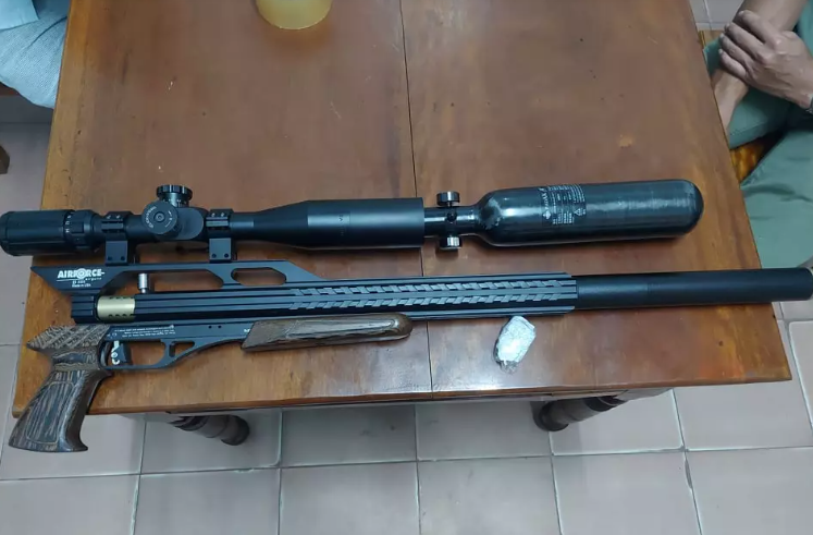  Vác súng thể thao đi bắn bò hàng xóm để lấy thịt: Nguyễn Tiến Việt (39 tuổi, trú tại phường 5, TP Đông Hà, Quảng Trị) nhìn thấy đàn bò thả rông của hàng xóm đang ăn ở bãi cỏ nên đã dùng khẩu súng hơi thể thao bắn chết một con với mục đích đưa về mổ lấy thịt. Ngày 13/5, Công an phường 5 cho biết đã chuyển hồ sơ vụ việc lên Công an TP Đông Hà để tiếp tục điều tra, xử lý theo thẩm quyền. 