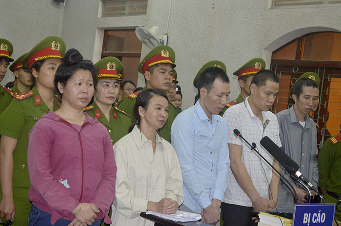 Trước đó, ngày 27/11/2019 tại phiên tòa sơ thẩm, TAND tỉnh Điện Biên đã tuyên phạt các bị cáo Trần Thị Hiền 20 năm tù; Bùi Văn Công 20 năm tù; Vì Thị Thu và Lường Văn Hùng tù chung thân về tội mua bán trái phép chất ma túy. Bị cáo Vì Văn Toán cũng bị buộc tội tù chung thân về các tội: Mua bán trái phép chất ma túy và chứa chấp người sử dụng trái phép chất ma túy. Tuy nhiên, bị cáo Trần Thị Hiền và Vì Thị Thu đã có đơn kháng cáo lên TAND cấp cao tại Hà Nội.