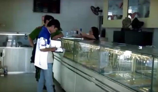 Sau khi nhận được tin báo, Công an thị xã Dĩ An đã huy động các đơn vị nghiệp vụ đến hiện trường. Do vụ cướp xảy ra tại khu vực giáp ranh nên lãnh đạo Công an quận Thủ Đức (TP HCM) cũng đã điều động lực lượng đến hiện trường cùng phối hợp truy xét.