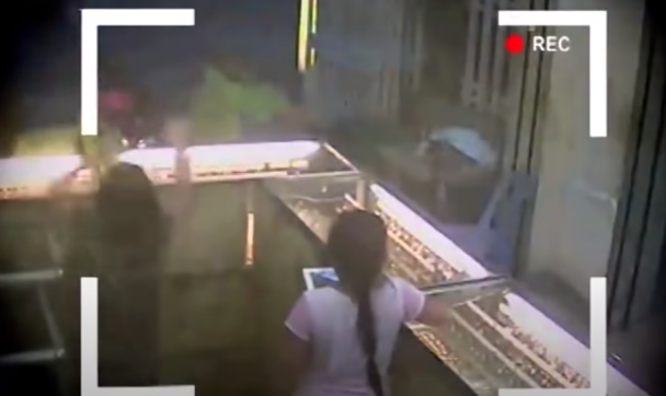 Người ngồi sau nhảy xuống xông vào tiệm rút súng khống chế bảo vệ tiệm vàng rồi dùng búa đập bể kính tủ và nhanh tay gom lấy vàng nữ trang đang trưng bày bên trong. Ngay sau đó hai kẻ cướp tẩu thoát về hướng ngã tư Linh Xuân (Thủ Đức).