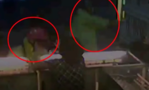 Lực lượng Công an đã thu giữ hai camera quan sát tại tiệm vàng ghi lại toàn bộ hình ảnh hai kẻ cướp khi gây án. Theo Công an thị xã Dĩ An đó là chứng cứ quan trọng, qua phân tích hình ảnh trên camera đã thấy rõ khuôn mặt và đặc điểm nhận dạng của hai hung thủ.