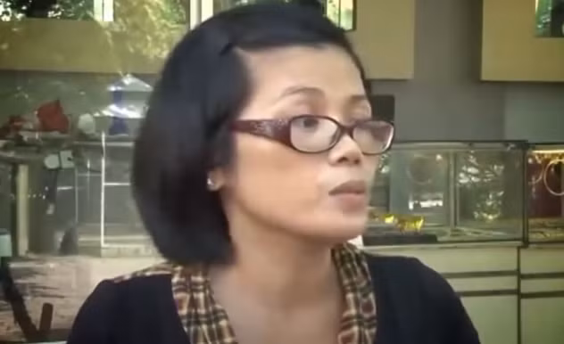 Quá hoảng sợ, mẹ chồng chị Nguyệt vội dắt cháu nội chạy vào trong nhà; chị Nguyệt và bảo vệ Sang thì điếng người không dám kêu la. Hai kẻ cướp nhanh chóng gom vàng rồi lên xe bỏ chạy về hướng cầu vượt Linh Xuân ra quốc lộ 1A. Toàn bộ vụ cướp được camera ghi nhận chỉ diễn ra trong vòng 15 giây. Theo chủ tiệm vàng Kim Nguyệt, số nữ trang bị cướp khoảng 20 lượng vàng (trị giá trên 400 triệu đồng).