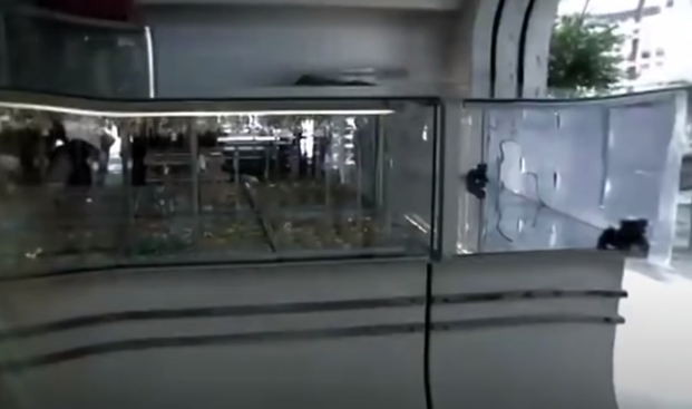 Hai nghi phạm đi trên chiếc Wave màu đỏ, đội mũ bảo hiểm, mặc áo mưa màu vàng đi vào. Bất ngờ một người dùng búa đập liên tiếp hai nhát làm tủ kính thủng một lỗ lớn rồi gom vàng bỏ vào túi áo. Chị Nguyệt và bảo vệ Sang định chống cự liền bị tên cướp còn lại rút khẩu súng ngắn màu bạc (nghi là loại súng rulô) chĩa vào người, ra lệnh: “Tất cả nằm xuống, chống cự tao bắn”.