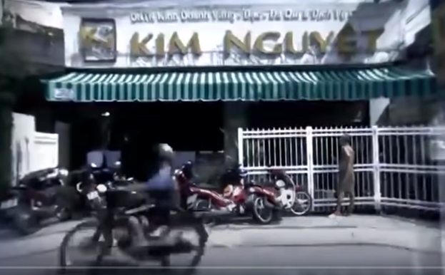 Chị Bùi Thị Kim Nguyệt (chủ tiệm vàng) cho biết, chập tối 18/6/2014, trời đổ mưa lớn, bên trong tiệm có năm người, ngoài chị Nguyệt còn có mẹ chồng của chị Nguyệt cùng con gái nhỏ và một người khách. Phía trước tiệm có nhân viên bảo vệ tên là Sang đang làm nhiệm vụ.