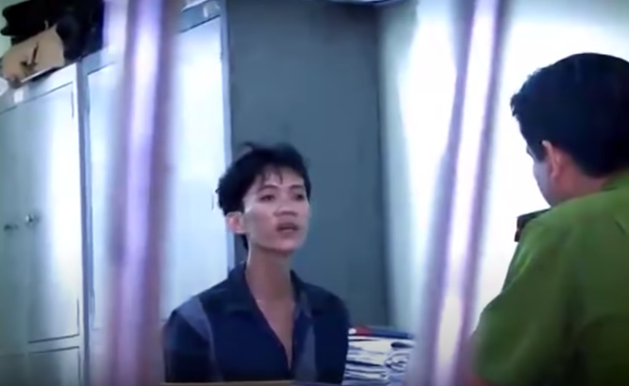 Sau khi phân công vai trò từng người, Sang lấy xe máy chở Thành đi tìm các tiệm vàng để cướp. Khi đi qua tiệm vàng Kim Nguyệt trên đường Kha Vạn Cân, thấy trời mưa, ngoài đường ít người qua lại và trong tiệm chỉ có một bảo vệ và một phụ nữ đứng bán nên cả hai quay xe lại.