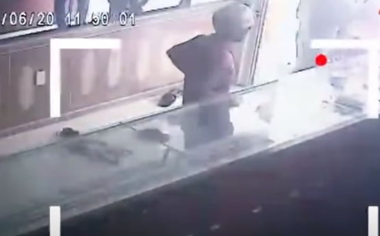 Hai ngày sau khi xảy ra vụ cướp, hai đối tượng (một nam, một nữ) mang 24 chiếc nhẫn nam vào một tiệm vàng cũng thuộc thị xã Dĩ An để bán. Nghi vấn đây là tang vật vụ cướp, chủ tiệm vàng đã báo Công an, lực lượng chức năng tới hiện trường thì cả hai bỏ chạy, để lại số vàng nói trên.