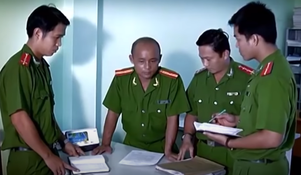 Công an thị xã Dĩ An đã tiến hành các biện pháp nghiệp vụ để phân loại kết hợp nhận diện đối tượng qua camera quan sát tại tiệm vàng và lời khai của nhân chứng để truy tìm thủ phạm.