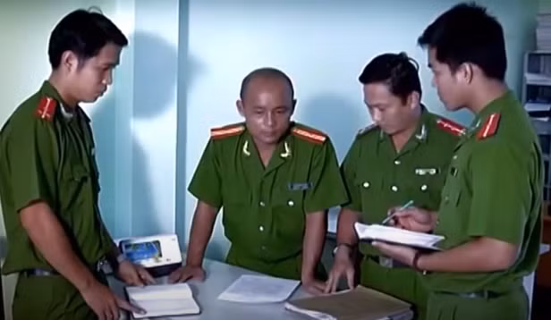 Công an thị xã Dĩ An đã tiến hành các biện pháp nghiệp vụ để phân loại kết hợp nhận diện đối tượng qua camera quan sát tại tiệm vàng và lời khai của nhân chứng để truy tìm thủ phạm.