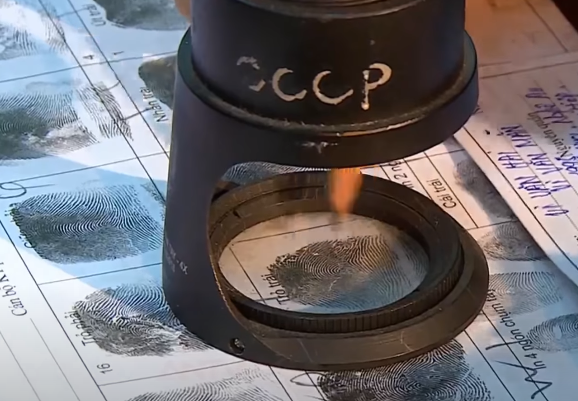 Xác định đây là vụ án đặc biệt nghiêm trọng, Công an tỉnh Nghệ An đã báo cáo Thường trực Tỉnh ủy, lãnh đạo Bộ Công an để xin ý kiến chỉ đạo và phối hợp điều tra. Nhận được chỉ đạo từ Bộ Công an, các thành viên trong ban chuyên án tiếp tục tích cực vào cuộc. Lúc này kết quả giám định từ dấu vết hung thủ để lại trên người nạn nhân của Viện khoa học hình sự - Bộ Công an đã giúp cho ban chuyên án khoanh vùng được đối tượng nghi vấn.