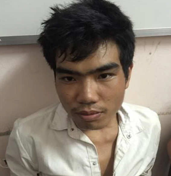 Tiếp tục củng cố hồ sơ, tài liệu thu thập được, ban chuyên án có đầy đủ chứng cứ xác định Vi Văn Hai là đối tượng gây ra vụ thảm sát tại bản Phồng. Và sau 17 ngày kiên trì, lần theo manh mối, 18h ngày 19/7/2015, lệnh bắt khẩn cấp Vi Văn Hai được thực hiện.