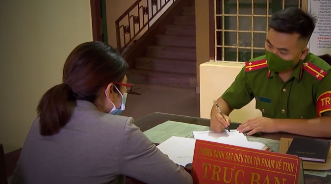 Trong những lá đơn đó, có chị Phạm Huỳnh Bích C. Chị C. cho biết, chủ tài khoản Mai Mai đã nhiều lần chủ động nhắn tin riêng với chị C. để nài nỉ gửi thêm tiền hoặc nhờ chị kêu gọi giới thiệu thêm các nhà hảo tâm khác. Tuy nhiên, sau khi nhận số tiền gần 20 triệu đồng góp làm từ thiện của chị, chủ facebook Mai Mai không có bất cứ hoạt động thiện nguyện nào, cũng không gửi tiền cho những người có tên trong bài đăng trên facebook mà đối tượng đứng ra kêu gọi giúp đỡ.