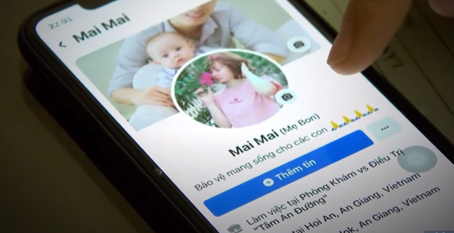 Sinh nghi, chị C. nhắn tin cho chủ tài khoản facebook Mai Mai yêu cầu công khai các khoản thu chi thì đối tượng cứ khất lần. Đến 1 ngày, chị C. bất ngờ video call, yêu cầu bỏ khẩu trang thì cô ta lấy lý do phòng dịch COVID-19, nhất quyết không tháo khẩu trang dù cuộc nói chuyện của 2 người là qua trực tuyến.