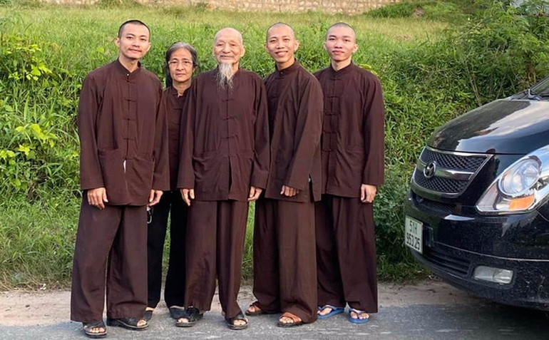 Trước đó, ngày 5/1/2022, Cơ quan điều tra Công an huyện Đức Hòa đã khởi tố 4 bị can trong nhóm Tịnh thất Bồng Lai; trong đó bị can Lê Tùng Vân (90 tuổi) được cho tại ngoại vì lớn tuổi, các bị can khác bị bắt tạm giam 3 tháng gồm: Lê Thanh Hoàn Nguyên (32 tuổi), Lê Thanh Nhất Nguyên (31 tuổi), Lê Thanh Trùng Dương (27 tuổi).