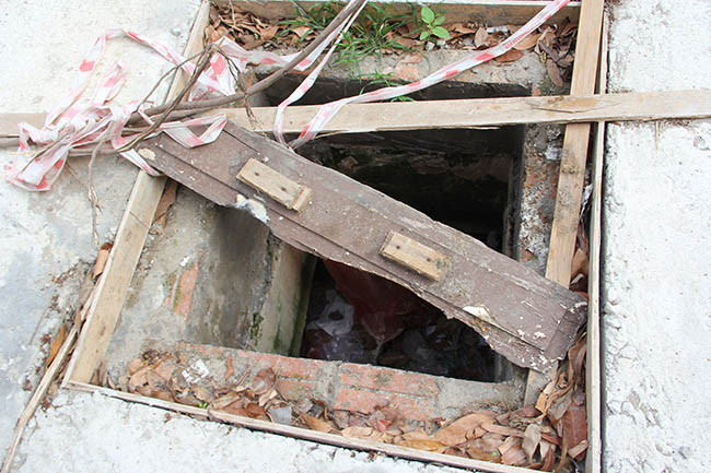 Hố ga trên vỉa hè phố Viên ngay Trường Đại học Mỏ - Địa chất sâu gần 2 mét được che đậy rất sơ sài bằng những cành cây, mảnh gỗ nhỏ.