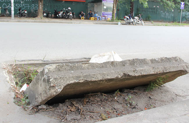 Không chỉ gây ảnh hưởng đến người tham gia giao thông, các hố ga, miệng cống này còn gây mất mỹ quan đô thị.