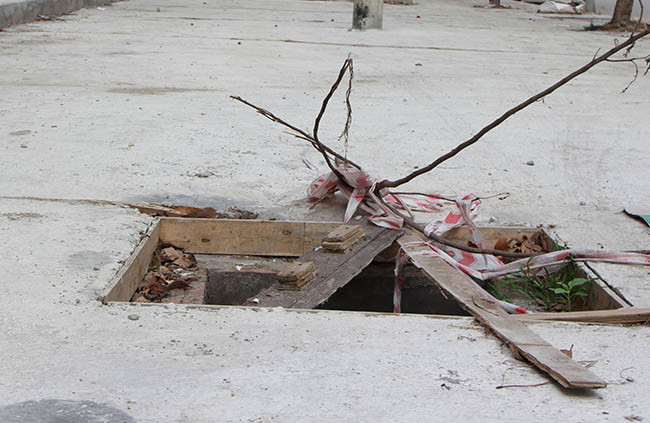 Những chiếc cống lộ thiên này như "bẫy" người đi đường bất cứ lúc nào.