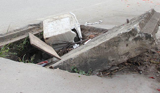 Tình trạng này đã tồn tại khá lâu khiến người dân khi lưu thông nếu không để ý rất dễ đâm vào, hoặc phải lạng lách để tránh, rất nguy hiểm.