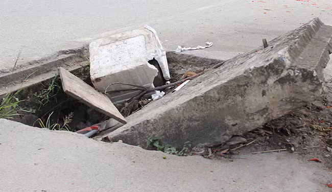 Tình trạng này đã tồn tại khá lâu khiến người dân khi lưu thông nếu không để ý rất dễ đâm vào, hoặc phải lạng lách để tránh, rất nguy hiểm.