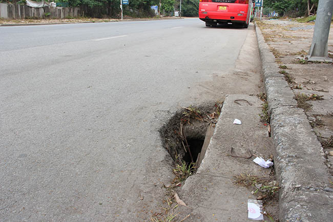 Theo người dân cho biết, hố ga tại đây mất nắp đã lâu mà không thấy cơ quan chức năng nào kiểm tra để thay nắp mới, nguy cơ tiềm ẩn tai nạn.