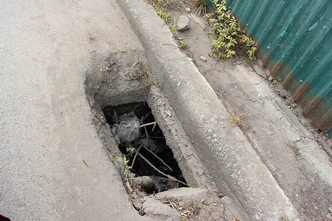 Theo người dân, điều này đã làm cho người tham gia giao thông qua tuyến phố này hay bị vấp ngã, xảy ra tai nạn giao thông liên tục.