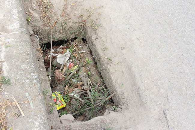 Cũng theo ghi nhận, hai bên tuyến phố tập trung nhiều trường học và các bệnh viện cho nên số lượng học sinh, sinh viên và người dân tham gia giao thông rất đông nếu đi không chú ý sẽ vấp ngã, xảy ra tai nạn bất cứ lúc nào.