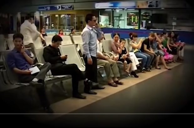 Những cuộc điện thoại như đang làm nóng lên tình hình giữa 2 đầu sân bay Nội Bài và sân bay Tân Sân Nhất. Lúc này chỉ còn hơn 30 phút nữa là chiếc máy bay sẽ hạ cánh và thời gian dường như không ủng hộ ban chuyên án. Những câu hỏi được đặt ra trong ban chuyên án lúc này là đối tượng đã lên máy bay chưa? Nếu lên thì đi chuyến máy bay nào và tại sao đối tượng lại lọt qua được phòng kiểm soát an ninh nghiệm ngặt của sân bay.