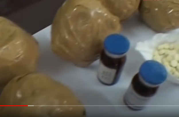 Nhưng vỏ quýt dầy có móng tay nhọn các trinh sát tiếp tục án binh bất động theo dõi, quả nhiên đến lần thứ 3 Hưng mới nhấc thùng hàng xuống và khi hắn vừa đẩy hành lý ra khỏi cửa thì các trinh sát ập đến bắt gọn. Qua kiểm tra trong thùng đựng măng cụt của Hưng, các trinh sát đã phát hiện có 6 quả tròn được cuốn băng dính bên trong có ma túy đá và nhiều loại ma túy tổng hợp khác ở thể rắn và thể lỏng. Kết luận giám định của Khoa học hình sự Bộ Công an đã khẳng định tất cả số ma túy trên có tổng trọng lượng là 618,8 gam ma túy tổng hợp dạng đá và 2 lọ ma túy đá có dung tích 20ml.