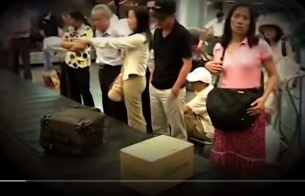 Gần 1h sáng chuyến bay mang theo vị khách đặc biệt đã hạ cánh xuống sân bay Nội Bài. Phạm Quang Hưng đã xuất hiện, lực lượng chức năng đã triển khai phương án bắt giữ đối tượng và chiếc vali cùng thùng hoa quả đặc biệt của Hưng đã chạy trên băng chuyền hành lý nhưng đối tượng rất tinh vi, hắn quan sát đề phòng Công an theo dõi nên hành lý đã chạy qua trước mặt 2 lần mà Hưng cũng không lấy xuống.