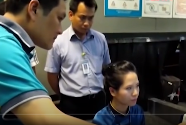 Ngay lập tức ban chuyên án, mũi trinh sát ở Hà Nội lên sân bay Nội Bài để chờ đón vị khách trên chuyến bay đêm nay. Tuy nhiên, qua phối hợp hoạt động với an ninh hàng không kiểm tra tại hệ thống kiểm soát an ninh thì xác định không có đối tượng nào tên Phạm Quang Hưng lên máy bay.