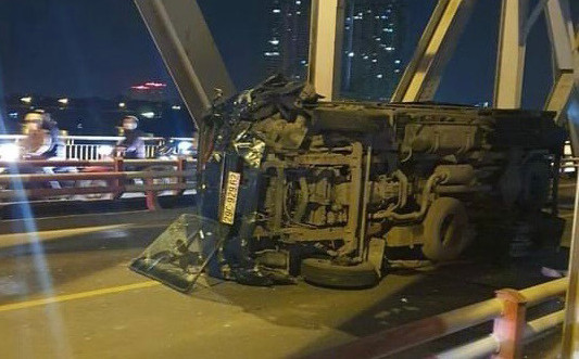 Xe may dau dau o to tai tren cau Chuong Duong, 1 nguoi tu vong