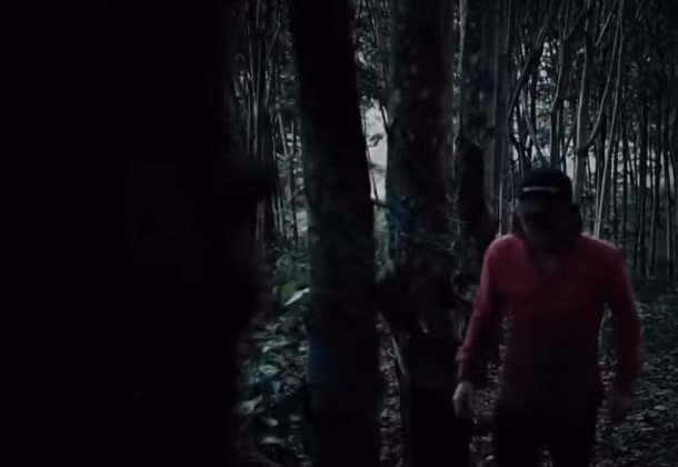 Theo hồ sơ vụ án, khoảng 4h15 ngày 22/10/2021, một công nhân đang làm tại dẫy gần đường liên thôn ở rừng cao su thuộc huyện Bù Đăng, tỉnh Bình Phước thì nghe thấy tiếng tri hô cướp, anh liền chạy đến thấy một người phụ nữ đứng ở cửa nhà, người phụ nữ này cho biết vừa bị một đối tượng lạ mặt đeo khẩu trang lẻn vào nhà trói 2 mẹ con rồi hiếp dâm, cướp tài sản.