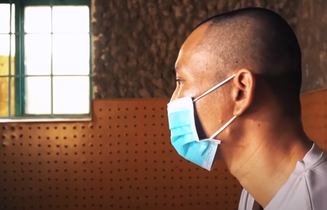 Sau khi đột nhập vào trong nhà, Hiến trói 2 mẹ con chị N.Đ.H và cháu Đ.M.K lại và đe dọa sẽ giết cả 2 mẹ con nếu họ kêu cứu. Tiếp đó Mai Văn Hiến thực hiện hành vi hiếp dâm người phụ nữ.