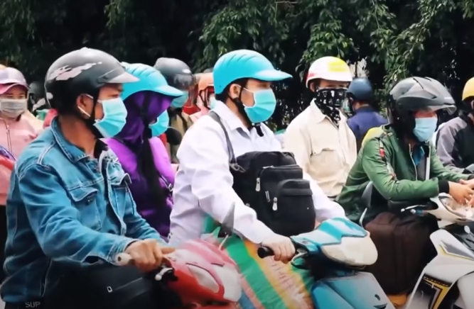 Do nằm trên quốc lộ 14 là tuyến đường đi về các tỉnh Tây Nguyên nên thời điểm này tình hình ở huyện Bù Đăng nói riêng và tỉnh Bình Phước nói chung rất phức tạp. Bởi người lao động từ TP HCM và các tỉnh bị ảnh hưởng nặng nề từ đợt dịch thứ 4 đang ồ ạt trở về quê. Vụ án xảy ra trong tình hình toàn bộ lực lượng Công an tỉnh Bình Phước đang căng mình để chống dịch.