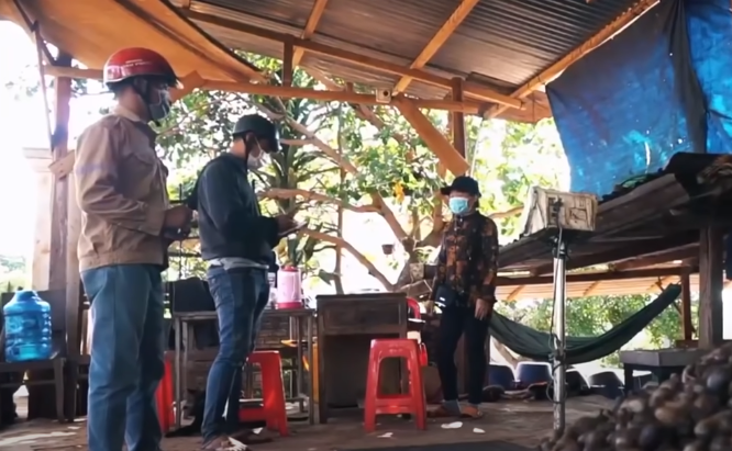 Theo đó, lực lượng trinh sát, xác minh tại vị trí bụi cỏ mà đối tượng bước ra gần khu vực hiện trường là đường mòn đi vào một nhà trọ gần đó. Làm việc với chủ nhà trọ, các trinh sát nắm được thông tin tại đây có một cặp vợ chồng đến sinh sống từ khoảng tháng 8/2021. Chủ nhà trọ chỉ đưa ra được một bản phô tô giấy chứng minh nhân dân mang tên Dũng quê ở Ninh Bình.