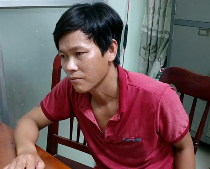  Đánh tím mắt thượng úy công an vì nhắc nhở hát karaoke: Khi bị nhắc nhở, yêu cầu giải tán vì hát karaoke quá giờ quy định, Nguyễn Hữu Lanh (33 tuổi) và Trần Đức (46 tuổi, cùng ngụ phường Văn Hải, TP Phan Rang – Tháp Chàm) đã đánh thượng úy Trần Đức Đạt - Công an phường Văn Hải dẫn đến bị tím mắt, trầy xước ở vùng cổ. Ngày 11/5, Công an TP Phan Rang cho biết đang điều tra, làm rõ. 