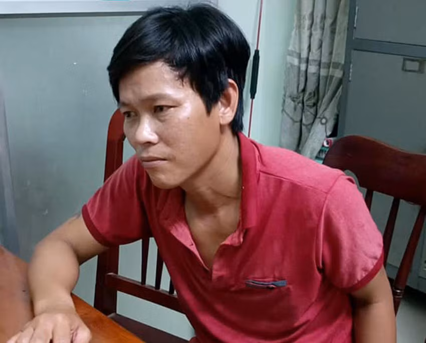  Đánh tím mắt thượng úy công an vì nhắc nhở hát karaoke: Khi bị nhắc nhở, yêu cầu giải tán vì hát karaoke quá giờ quy định, Nguyễn Hữu Lanh (33 tuổi) và Trần Đức (46 tuổi, cùng ngụ phường Văn Hải, TP Phan Rang – Tháp Chàm) đã đánh thượng úy Trần Đức Đạt - Công an phường Văn Hải dẫn đến bị tím mắt, trầy xước ở vùng cổ. Ngày 11/5, Công an TP Phan Rang cho biết đang điều tra, làm rõ. 