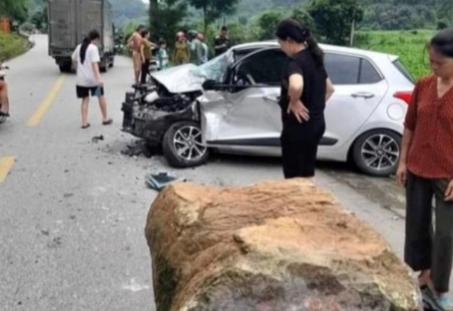  Tảng đá rơi từ núi xuống đè nát đầu ô tô: Trưa 11/5, chiếc ô tô con di chuyển qua xã Ngọc Đào (huyện Hà Quảng, Cao Bằng) thì bị một tảng đá từ trên núi lăn trúng. Vụ tai nạn không gây thương vong về người nhưng phần đầu của chiếc xe biến dạng. Được biết, khu vực này hay xảy ra lở đá, cách đây không lâu cũng bị lở nhiều m3 đá xuống đường. 