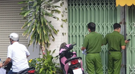  Con trai có tiền sử tâm thần sát hại mẹ và dì ruột: Tr.H.H.Th. (SN 1989, ngụ quận 5, TP HCM) có tiền sử bệnh tâm thần cự cãi lớn tiếng với mẹ và dì ruột ở căn nhà đường Trần Phú, phường 4, quận 5. Một lúc sau, Th. dùng dao tấn công khiến cả 2 nằm gục và tử vong. Ngày 11/5, Công an quận 5 cho biết đang điều tra, làm rõ. 