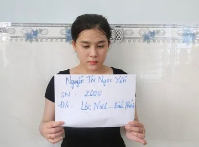  Hotgirl bị bắt khi đang 'bay lắc' ma túy cùng nhóm bạn: Nguyễn Thị Ngọc Yến (SN 2000, quê tỉnh Bình Phước) liên hệ với Nguyễn Văn Hoàng (SN 1996, quê tỉnh An Giang) thuê một căn phòng ở TP Thủ Dầu Một, Bình Dương tổ chức vui chơi, đồng thời nhờ Hoàng mua ma túy. khi Yến và cả nhóm đang "bay lắc" thì bị công an bắt quả tang. 