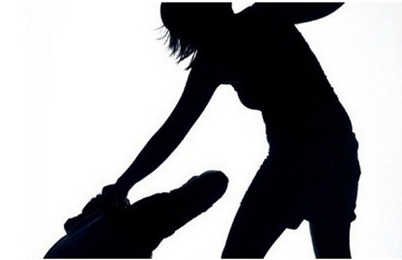  2 phụ nữ xô xát lẫn nhau, một người thiệt mạng: Trong lúc xảy ra xô xát với bà Lê Thị Đ. (60 tuổi và ở xã Duy Châu, huyện Duy Xuyên, tỉnh Quảng Nam), bà bà Nguyễn Thị B. (60 tuổi, cùng quê) bị xô ngã dẫn đến bất tỉnh và tử vong sau đó. Ngày 11/5, Công an tỉnh Quảng Nam cho biết đang điều tra, làm rõ. (Ảnh minh họa) 