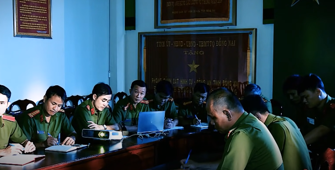 Xác minh các mối quan hệ của Phạm Minh Hoàng, nơi cất giấu tang vật, phương tiện sau khi gây án, qua đó nắm được thông tin trong số các đối tượng thường chơi chung với Hoàng có Đào Công Trân (người xã Đông Hà, huyện Đức Linh, tỉnh Bình Thuận). Nhà Trân cũng chính là nơi mà Hoàng và tên đồng bọn rời đi trước khi gây án và quay về sau khi gây án. Một nguồn tin khác trinh sát nắm được, trước khi Hoàng cùng đồng bọn gây án cướp nhà nạn nhân, tại nhà Trân có khoảng 20 đối tượng nghiện ma túy và đá gà tụ tập.