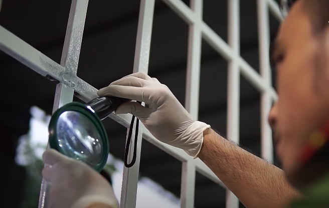 Qua thu thập tài liệu ban đầu và kết quả khám nghiệm hiện trường, lời khai của bị hại, người làm chứng, lực lượng điều tra xác định đối tượng gây án có sử dụng vũ khí, hung khí nguy hiểm, rất manh động, liều lĩnh, chúng có kinh nghiệm gây án để đối phó. Có thể nhóm tội phạm này ở địa phương hoặc chỉ điểm cho đối tượng từ nơi khác đến gây án rồi tẩu thoát.