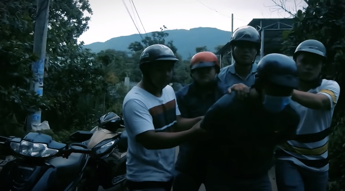 Sau khi thu thập đầy đủ chứng cứ, xác định Đỗ Huy Hoàng và Phạm Minh Hoàng trực tiếp gây án tại nhà anh Hậu, lực lượng phá án tiến hành xác minh nơi ở của Huy Hoàng; đồng thời cử trinh sát đeo bám mọi di biến động của Trân và một số tên khác trong diện tình nghi. Đến 23h ngày 15/4/2020, Ban chuyên án quyết định bắt giữ Phạm Minh Hoàng và triệu tập các đối tượng Trân, Bi, Bé lên làm việc.